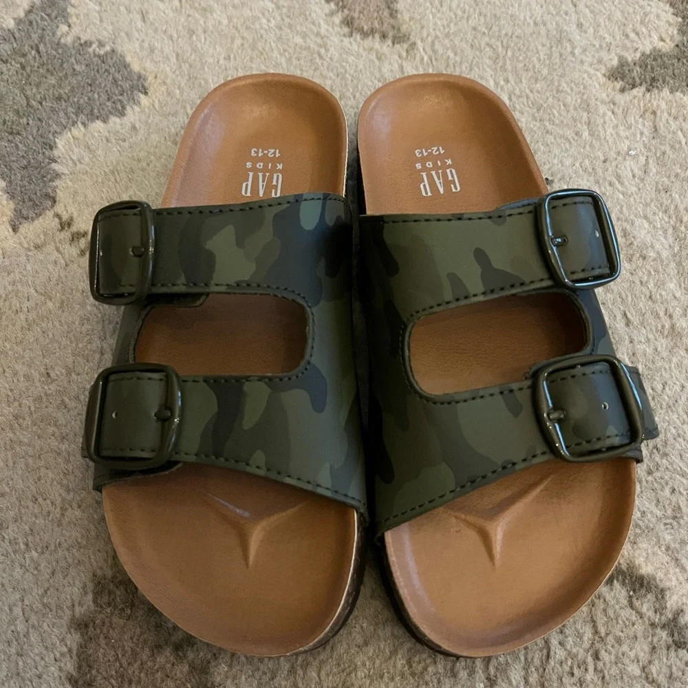 NEW Gap Kids Camo sandals, size 12/13